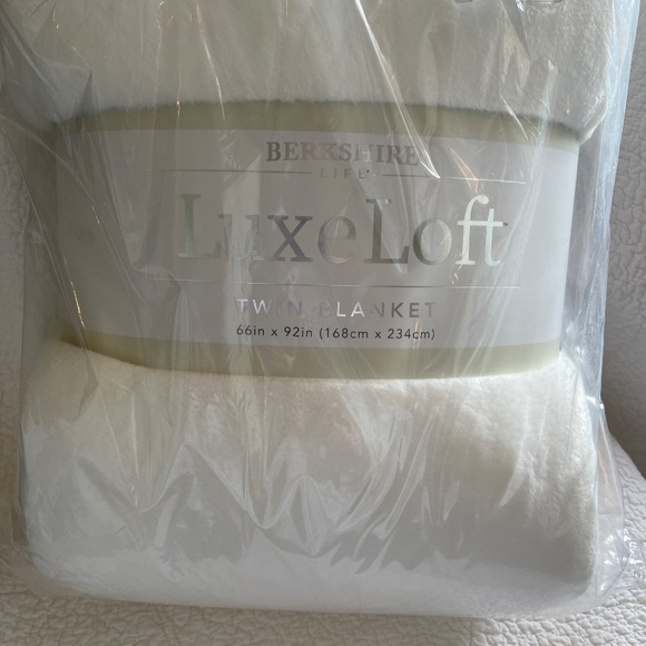 Berkshire Life Luxe Loft Twin Plush Throw Cozy Blanket 66 in x 92 in BRAND NEW!! - Picture 4 of 16